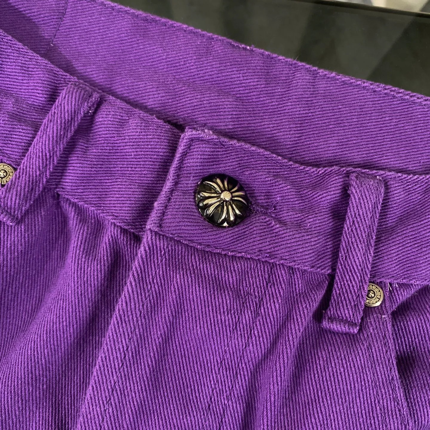 P240 CH Chromehearts 2025 new limited edition black and pink cross leather couple style washed loose purple jeans 💜 Top quality ceiling quality styles with different washed textures, very friendly to people with thin legs and thick legs. The straight and loose version is very flattering to the leg shape. Timeless and moderate length, easy to match with casual, basic styling for various styles, a must-have in the wardrobe! The fabric is stiff but also makes the upper body soft without losing texture. The washing process is even more perfect. It is a must-have item for everyone! ! ! Washed wheat, hang tag, pants label, three labels complete Color: Purple Size: 28, 30, 32, 34